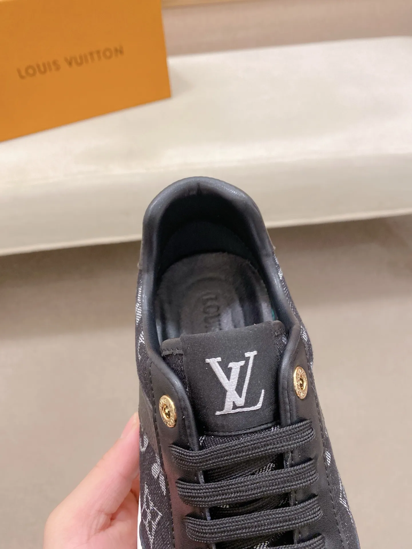Factory price: 400 men's shoes💰🇮🇹🇮🇹LV Louis Vuitton. The latest fashionable casual shoes are popular in physical stores. New spring and summer comfortable imported custom original cowhide, unique jacquard fabric element design. With sheepskin lining, Lv original bottom, [sun][sun] high-end packaging and high quality💪Details determine the quality, you can enter and exit the counter at will, welcome to compare🇮🇹Size 38-44